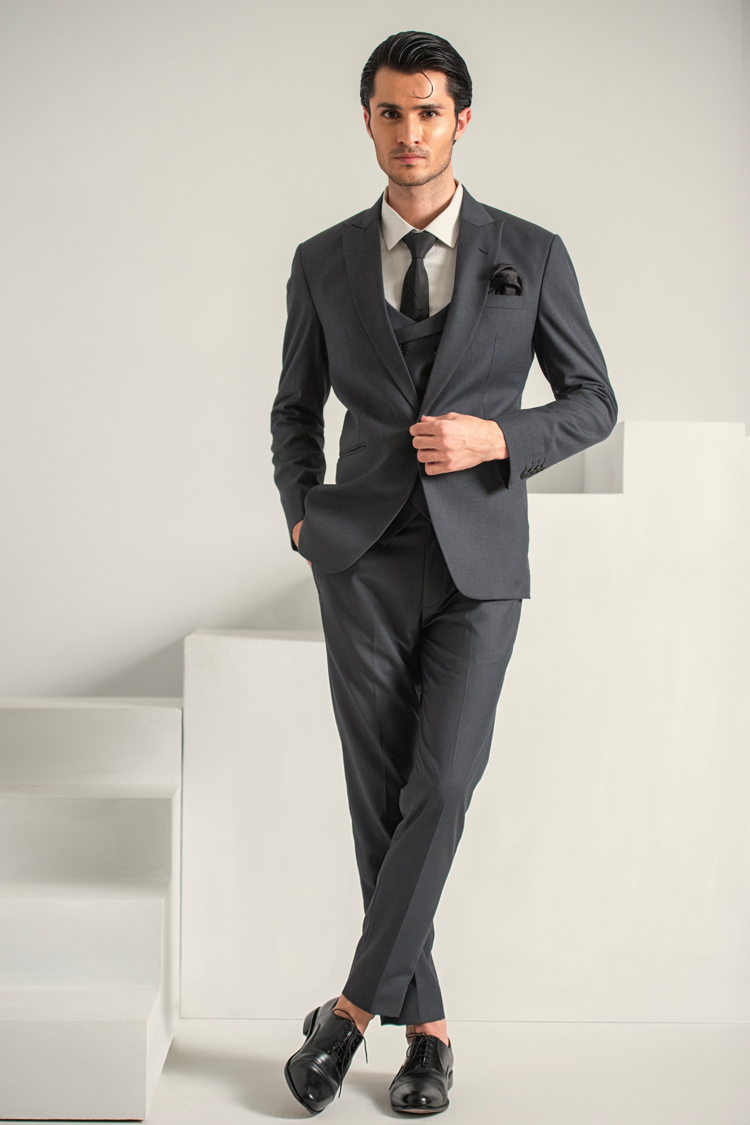 Grey Elegant Coat Pant & Waistcoat For Men's Main image